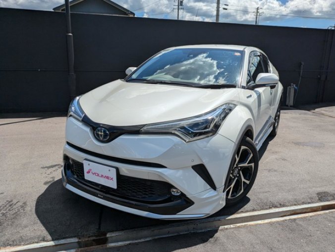 トヨタ C-HR ハイブリッド 1.8G　パールホワイト